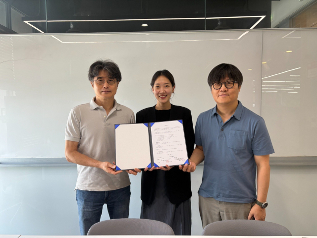 왼쪽부터 경기영화학교연합 대표·단국대 공연영화학부 박지홍 교수, 에프팔육이 최지원 대표, 경기필름스쿨페스티벌 집행위원장·수원대학교 문화예술학부 영화예술전공 김석범 교수가 MOU 체결 후 기념 촬영을 하고 있다