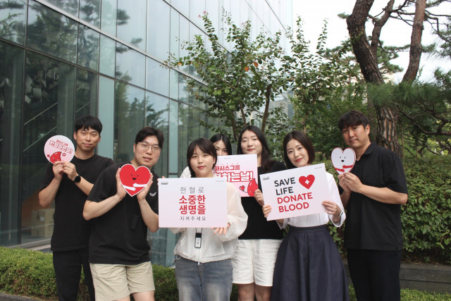 헌혈에 참여한 퍼시스그룹 임직원들이 기념 촬영을 하고 있다
