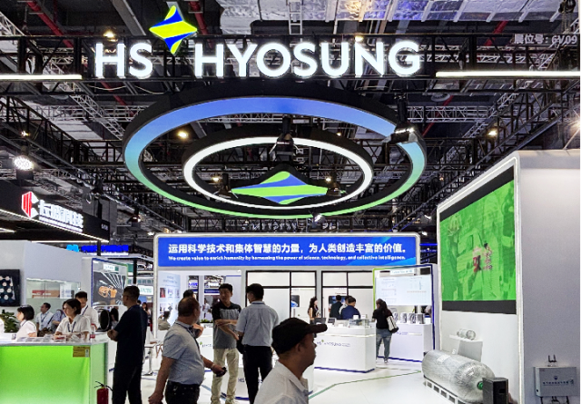 중국 상하이에서 진행되고 있는 ‘CCE 2025’에 참가한 HS효성첨단소재 부스 전경