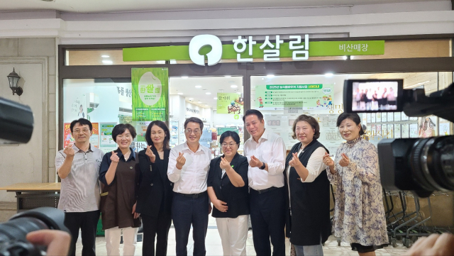 9월 16일 경기도 안양 한살림 비산매장에서 김동연 경기도지사와 경기권역 한살림생협 대표단이 면담 후 기념촬영을 하고 있다. 왼쪽부터 박용광 한살림경기남부 상무이사, 손동옥 비산매장 책임자, 노옥희 한살림수원 이사장, 김동연 경기도지사, 성미영 한살림경기남부 이사장, 최대호 안양시장, 채송미 한살림경기동부 이사장, 정희자 한살림경기서남부 이사장