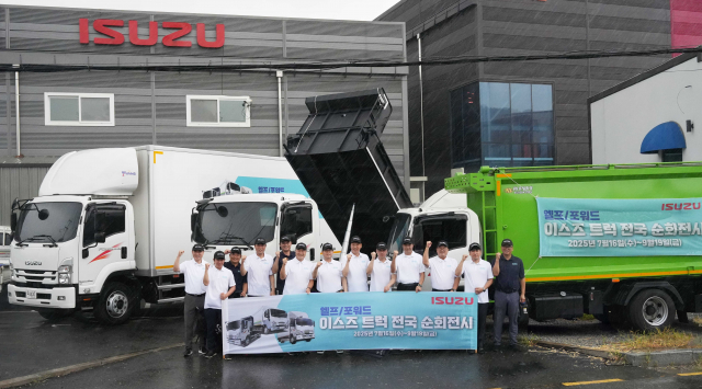 큐로모터스 임직원들이 ‘이스즈 트럭 전국 순회전시’ 기념사진을 촬영하고 있다
