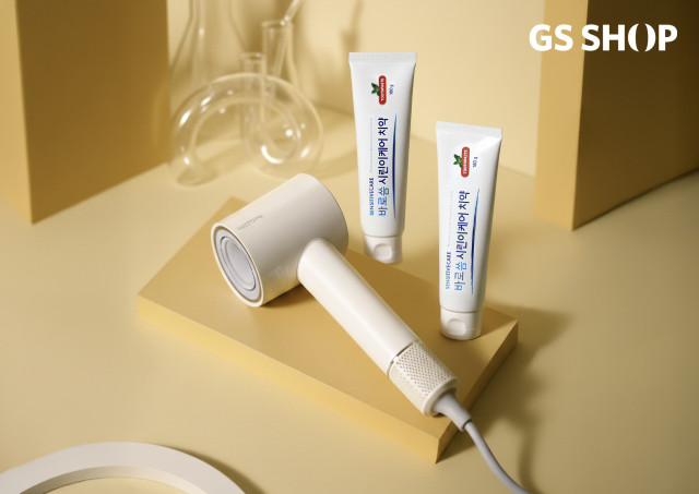 GS샵이 바로씀 시린이케어 치약과 휴스톰 BLDC 이오닉 플라스마 헤어 드라이기 등 리빙 카테고리에서 단독 상품을 잇달아 선보였다