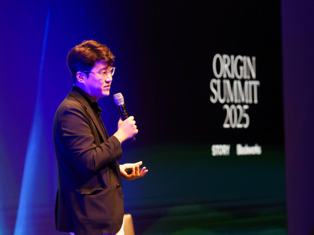 스토리 이승윤 대표가 9월 23일 개최된 스토리 오리진 서밋 2025(Origin Summit 2025)에서 오프닝 스피치를 하고 있다