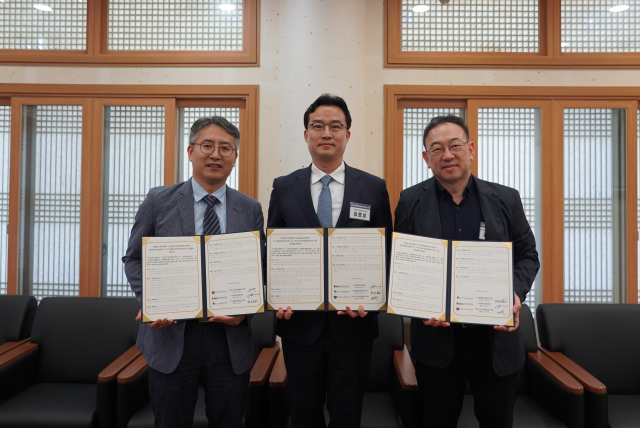 왼쪽부터 국립금오공과대학교 스마트군수혁신융합연구센터 이재민 센터장, 한국방위산업학회 김호성 회장, 국립금오공과대학교 ICT융합특성화연구센터 김동성 센터장