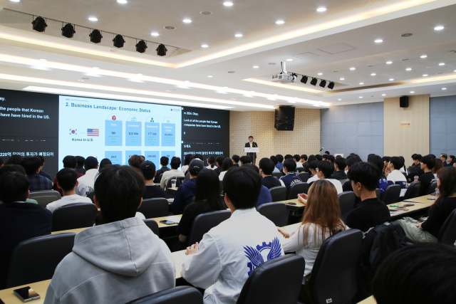 제임스 김 암참 회장 겸 대표이사가 22일 한국항공대 비전홀에서 특별 강연을 진행하고 있다