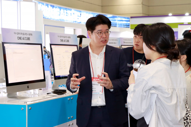 더존비즈온은 서울 코엑스에서 열린 ‘KHF 2025’에서 의료 기관의 디지털전환(DX)부터 AI 적용, 정밀의료로 이어지는 전방위적 의료 혁신과 그 방향성을 제시했다