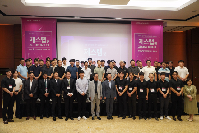 국내 최초 알약 제형 모돈 발정동기화제 ‘제스탭 정’ 세미나 후 참석자들이 단체사진을 찍고 있다