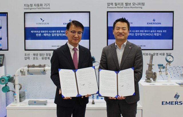 왼쪽부터 빈센 고연수 CTO와 한국에머슨 영업 총괄 이정원 본부장이 업무협약 체결 후 기념 사진을 촬영하고 있다