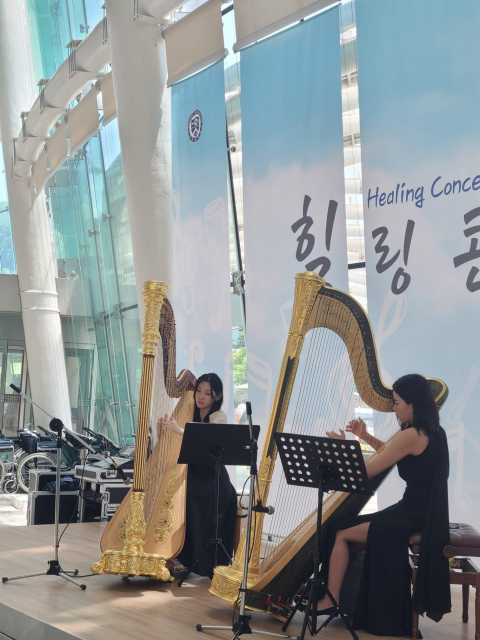 세이브월드, 12월 3일 용인세브란스병원에서 하프 힐링 공연 개최… 복재성 명예회장 “예술은 또 하나의 치료”