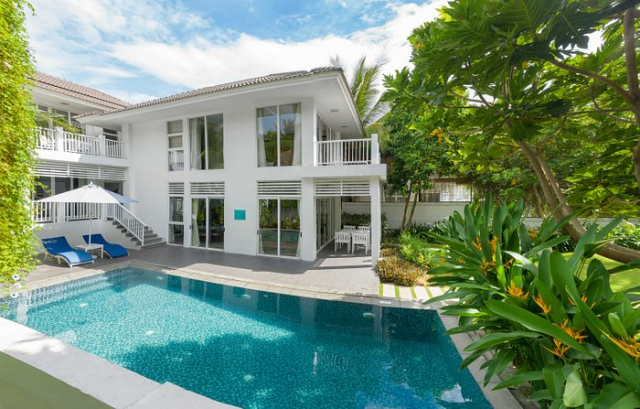 프리미어 빌리지 다낭 리조트의 패밀리 풀빌라는 가족 동반 취재에 적합한 독채형 숙소로, 전 객실에 프라이빗 풀과 넓은 데크, 실내·외 다이닝 공간을 갖췄다. 거실과 주방, 분리된 침실 구조로 다층 취재팀 배치가 용이하며, 1층 라운지는 인터뷰 컷과 라이프스타일 촬영에 활용도가 높다. 야자수 정원으로 둘러싸여 프라이버시가 보장되고, 미케 해변 접근성이 좋아 해변 액티비티와 연계한 가족 콘텐츠 제작에 효율적이다. 키즈 친화 동선, 세탁·간단 조리 등 장기 체류형 취재에도 실용적이며, 빌라 앞 차량 진입이 가능해 장비 반입이 수월하다. 조식·룸서비스, 스파·레스토랑 이용 연계가 간편해 하루 일정 구성과 타임라인 운영에 유리하다(사진 제공: 프리미어 빌리지 다낭 리조트)