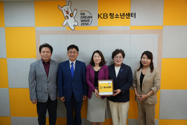 왼쪽부터 신병대 청주 부시장, 최충진 청주YMCA 이사장, 장문자 KB국민은행 충청지역그룹 대표, 윤종선 부스러기사랑나눔회 대표, 김경희 사랑의열매 사회공헌본부장이 지난달 29일 충북 청주시에 위치한 파랑새지역아동센터에서 열린 ‘KB청소년센터’ 현판식에서 기념 촬영을 하고 있다