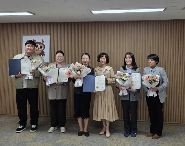 수상자들이 시상식에서 기념 촬영을 하고 있다