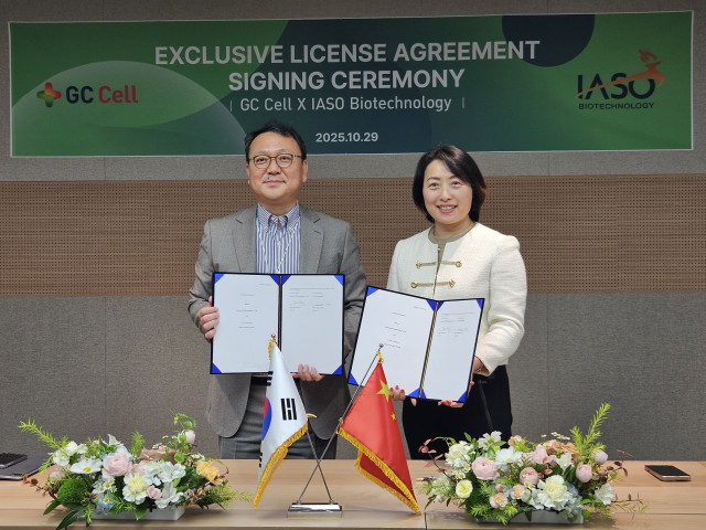 왼쪽부터 원성용 지씨셀 대표와 장진화(Jinhua Zhang) 이아소 바이오테크놀로지 대표
