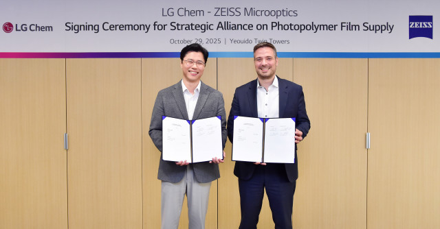 왼쪽부터 LG화학 전자소재사업부장 고경덕 상무와 자이스(ZEISS)의 슈테판 회퍼(Stephan Höfer) 사업개발총괄이 포토폴리머 필름 사업 협력 계약을 체결한 뒤 기념 촬영을 하고 있다