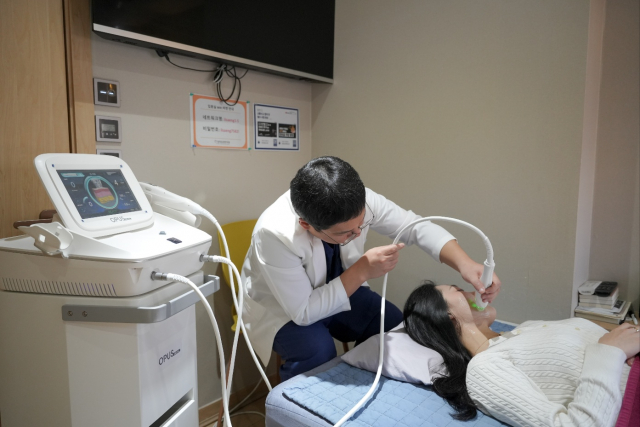 HIFU 장비를 시술하는 김가람 원장