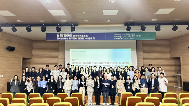 행사에 참석한 관계자들이 단체사진을 촬영하고 있다