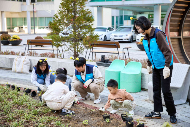 지난 15일 콜마홀딩스 임직원과 가족들이 서울특별시 어린이병원 ‘사계절 소풍정원’ 조성 식재 활동에 참여하고 있다