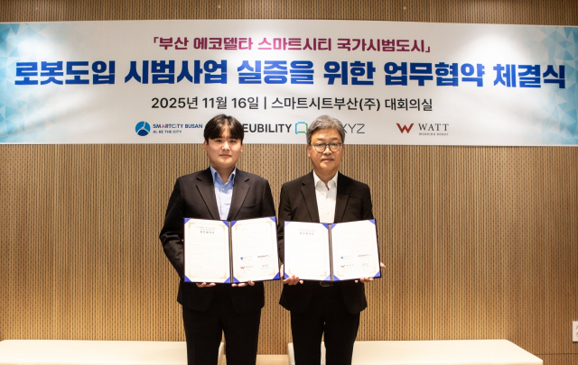 왼쪽부터 이상민 뉴빌리티 대표와 이계형 스마트시티부산 대표이사가 기념 촬영을 하고 있다