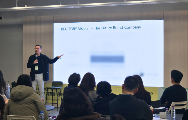 비팩토리 노정석 대표가 ‘뷰티 브랜드의 AI 트랜스포메이션’을 주제로 발표하고 있다(제공=싱클리)