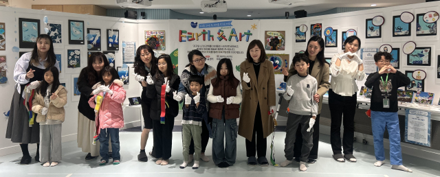 참여 작가들과 함께 ‘제2회 Earth & Art’ 전시회의 오픈식이 진행되고 있다