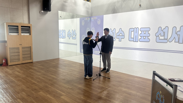 제5회 서울시청소년드론축구대회 개최식에 참여한 19개 팀을 대표로 선서를 하고 있다