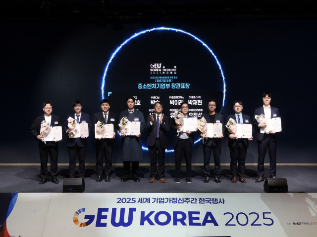 폰드메이커스 박이래 대표(왼쪽에서 세번째)가 2025 벤처창업진흥 유공 포상 청년기업인 부문 중소벤처기업부 장관표창 수상 후 기념촬영을 하고 있다