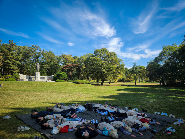 서울그린트러스트 정원 치유 프로그램 ‘느슨한 가드닝’ 5기에 참여 중인 참가자들의 모습