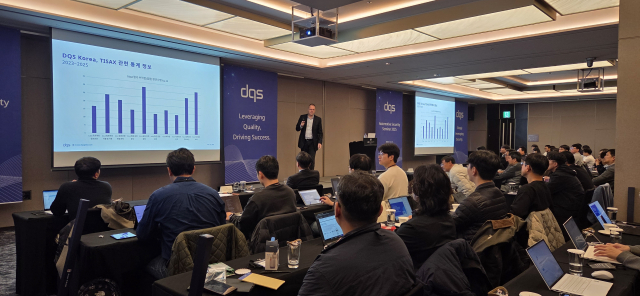 DQS Group의 Ingo Unger 매니저가 정보보안과 차량 사이버보안의 연계 관점을 제시하며 공급망을 지키는 방어 체계를 설명하고 있다