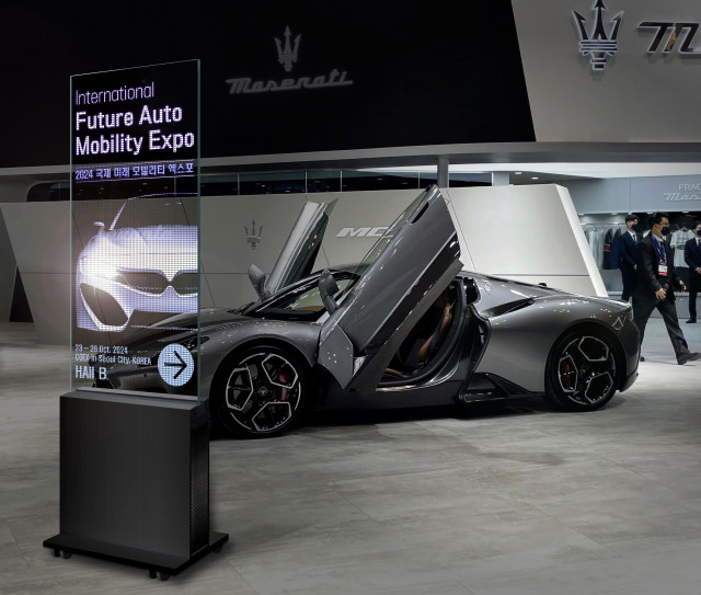 투명 디지털배너가 전시회 입구에 설치된 모습. 공간과 조화를 이루며 높은 시인성과 심미성을 보여준다