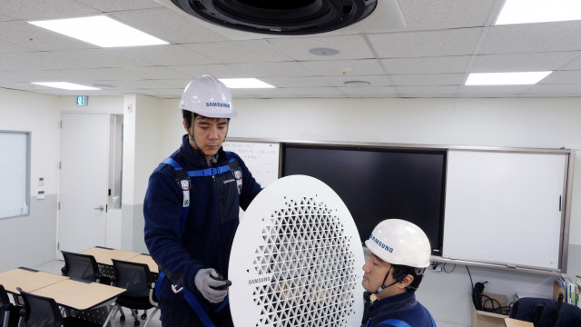 삼성전자서비스 엔지니어가 수능 고사장에서 삼성전자 시스템에어컨 사전 점검을 진행하고 있다