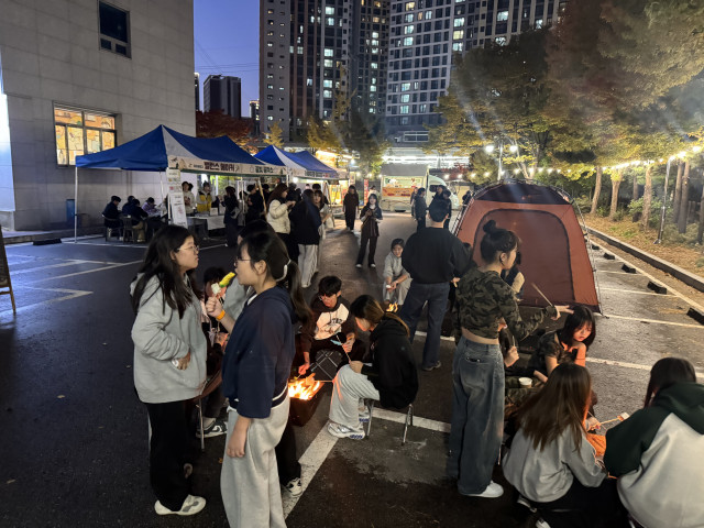 ‘M.O.U 캠핑페스티벌’에 참여한 청소년들이 불멍과 함께 체험부스와 MBTI 텐트존을 즐기고 있다