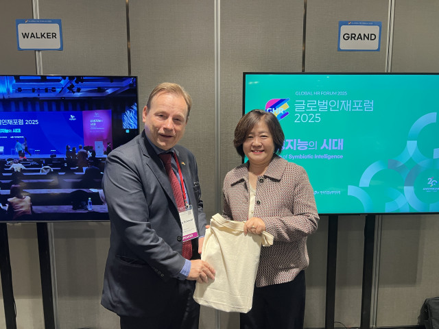 게오르크 슈미트 주한 독일대사(왼쪽)와 한국직업능력연구원 고혜원 원장