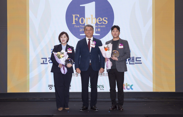 하이서울유스호스텔 홍승현 본부장(왼쪽 첫 번째)이 ‘2025 포브스코리아 고객신뢰도 1위 프리미엄 브랜드 대상’ 수상 후 기념사진을 찍고 있다