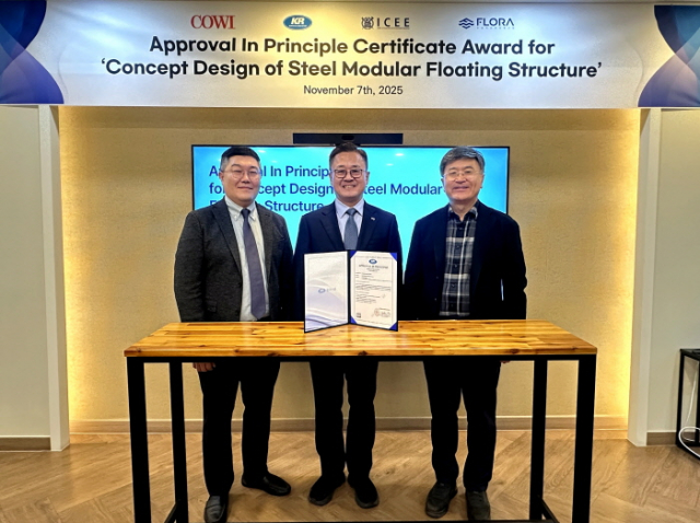 강재 모듈러 플로팅 구조물 컨셉 설계 인증(AIP) 수여식에 참석한 (왼쪽부터)박성균 코비코리아 대표이사, 김대헌 한국선급 부사장, 김호경 서울대학교 부유식인프라연구단 단장