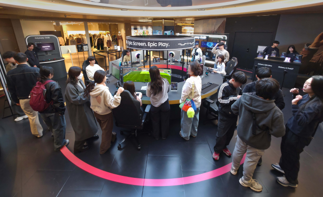관람객들이 삼성 오디세이 게이밍 모니터와 갤럭시 스마트폰으로 게임 플레이를 경험할 수 있는 ‘오디세이 게임 스테이션’ 팝업 체험존을 방문하고 있다