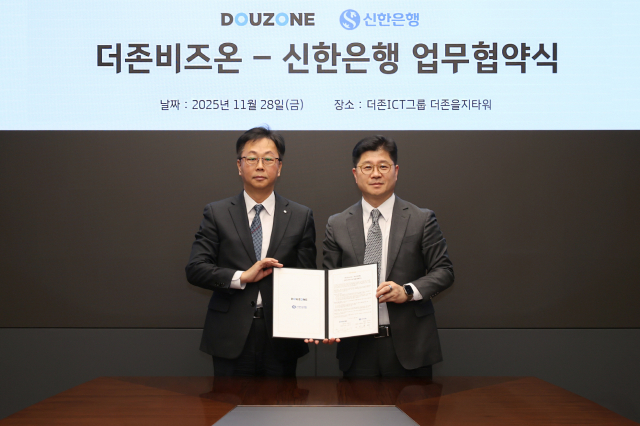 더존비즈온과 신한은행은 28일 서울 중구 더존을지타워에서 ‘ERP 뱅크인(Bank-In) 플랫폼 구축을 위한 전략적 업무협약(MOU)’을 체결했다. 왼쪽부터 신한은행 이봉재 부행장(고객솔루션그룹장), 더존비즈온 지용구 부사장(성장전략부문 대표)