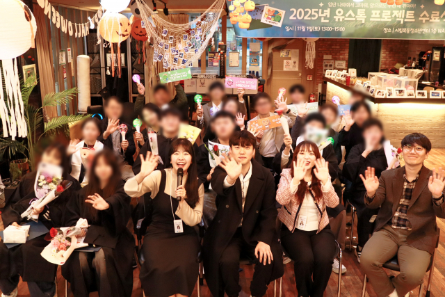 6개월간의 여정을 마친 청소년과 지도자들이 수료식에서 함께 웃고 있다