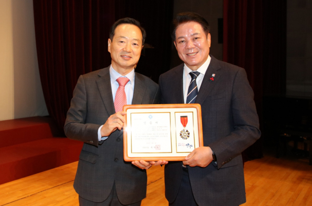 우준석 에이치원래디오 대표이사(왼쪽)가 ‘2025 안양시 우수기업’ 시상식에서 최대호 안양시장과 기념사진을 촬영하고 있다