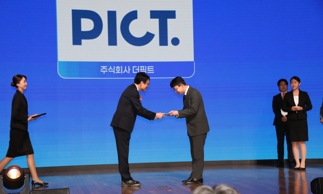 더픽트 전창대 대표가 2025년 대한민국 일·생활균형 우수기업 인증서를 받고 있다