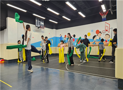 지도자와 아동들이 전통 소품(한삼)을 활용한 활동을 하고 있다