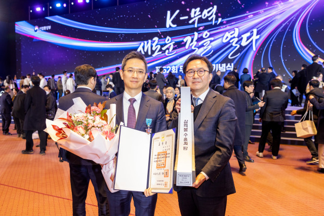 왼쪽부터 허은철 GC녹십자 대표와 이우진 GC녹십자 글로벌사업본부장이 수상 후 기념 촬영을 하고 있다