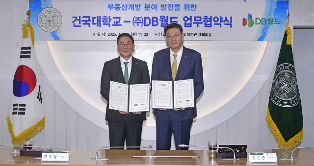 왼쪽부터 원종필 건국대 총장, 윤순균 DB월드 대표이사