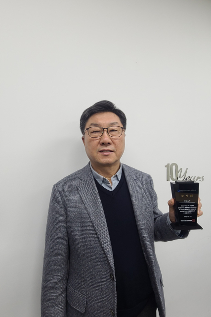 김광희 이노카 대표이사가 감사패를 소개하고 있다