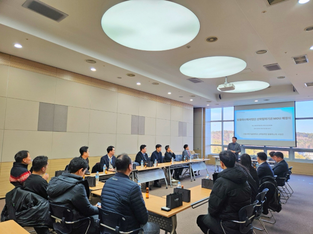 몬드리안에이아이와 서울과학기술대학교 탈플라스틱사업단 관계자들이 산학협력 업무협약(MOU) 체결을 위한 협약식을 진행하고 있다