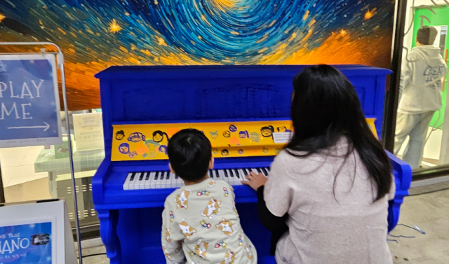 자녀와 함께 방배ART유스센터를 찾은 서초구 주민이 ‘푸른 별빛 피아노’를 연주하고 있다