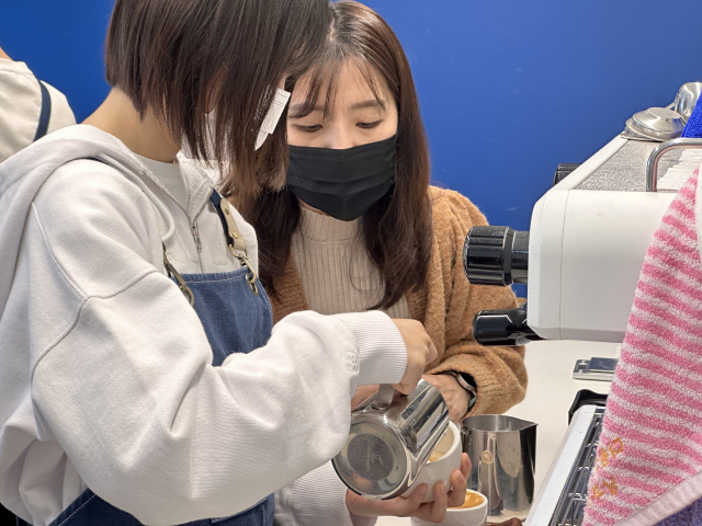 영등포구학교밖청소년지원센터에서 바리스타 교육을 받고 있는 호지원(가명) 청소년