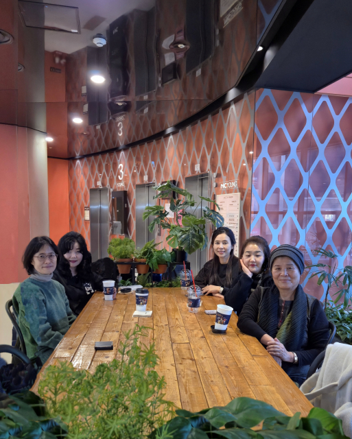 국제아로마테라피임상연구센터 교강사 연말회의에 참석한 왼쪽부터 이선민 강사, 최승완 대표, 이시은 강사, 윤선영 강사, 박양숙 강사