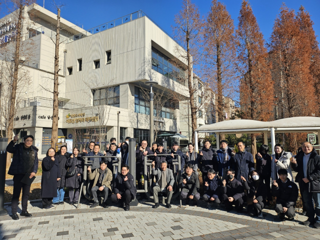 4일 천안 남산지구 도시재생 현장 학습에 참여한 LH토지주택연구원의 연구원들이 어르신일자리복지문화센터 앞에서 기념촬영을 하고 있다