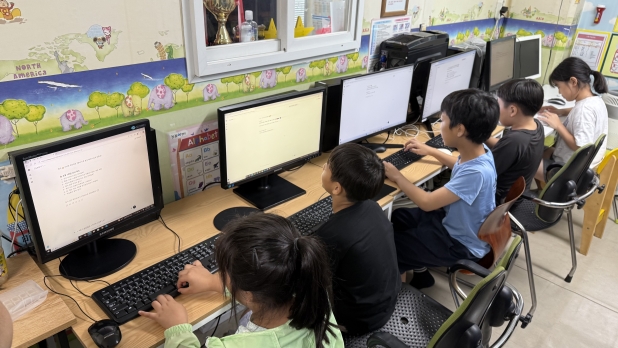 디지털 리터러시 교육에 참여한 아이들이 컴퓨터를 활용해 직접 학습 활동을 진행하고 있다