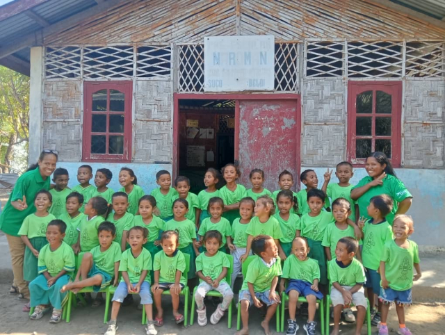 동티모르의 아이들이 KOICA에서 지원한 티셔츠를 맞춰 입고 단체 사진을 촬영하고 있다